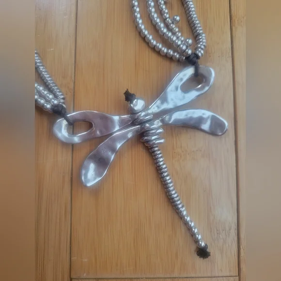 UNO de 50 Silver Dragonfly Necklace - Picture 2 of 6